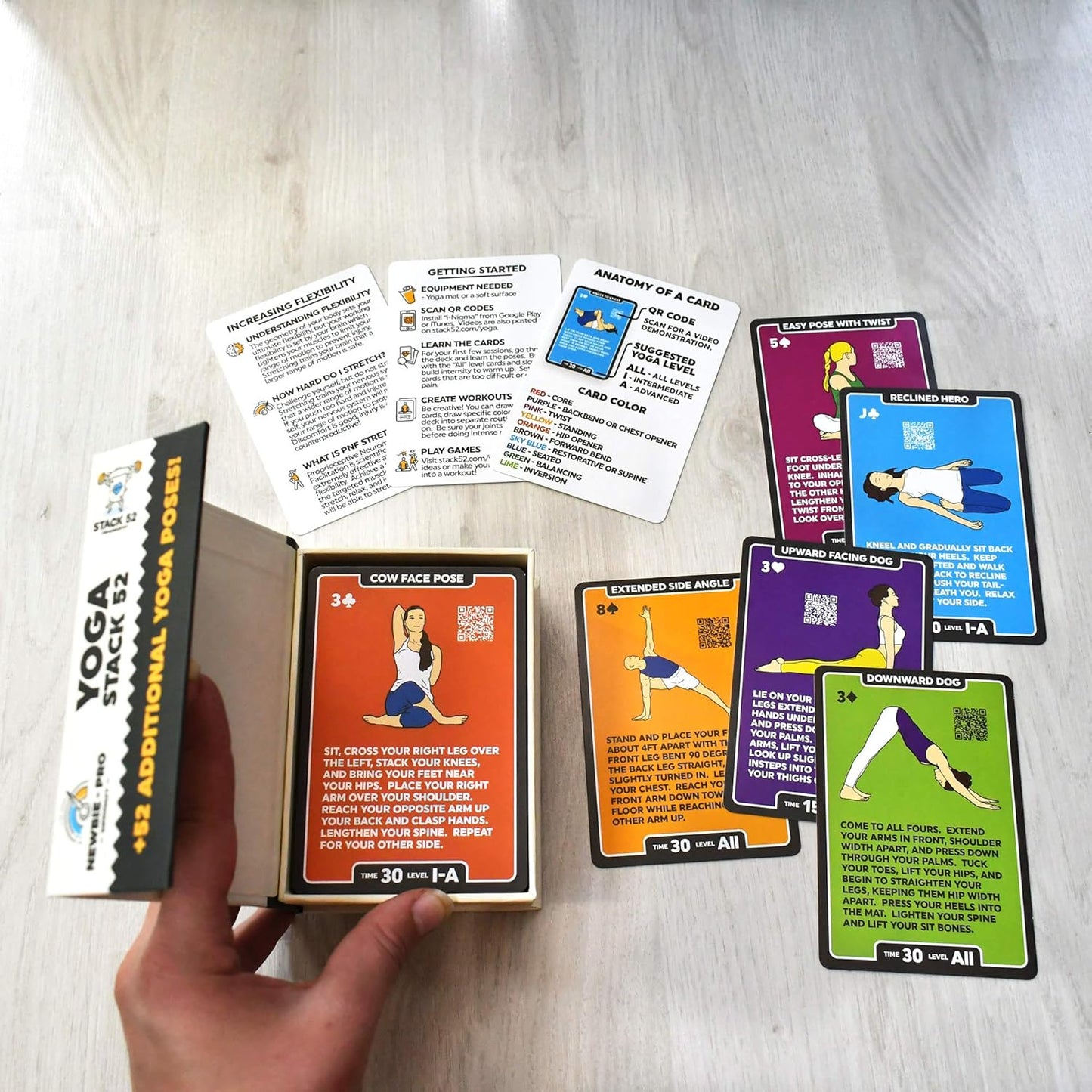 Stack 52 Yoga-oefenkaarten: ontworpen door gecertificeerde yoga-instructeur. Video-instructies inbegrepen. Beginner tot gevorderde houdingen en Asana Workout Games. Verbeter fitness en flexibiliteit - Mega pack